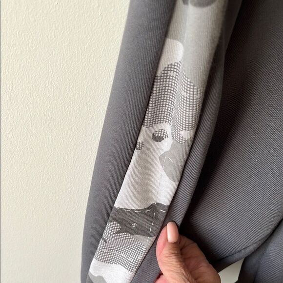 Nike Gray Sweatpants with Elastic Waistband and Tapered Legs - Picture 5 of 5